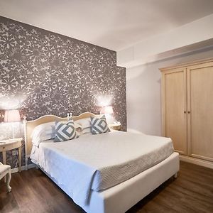 Habitación Pequeña con Cama King